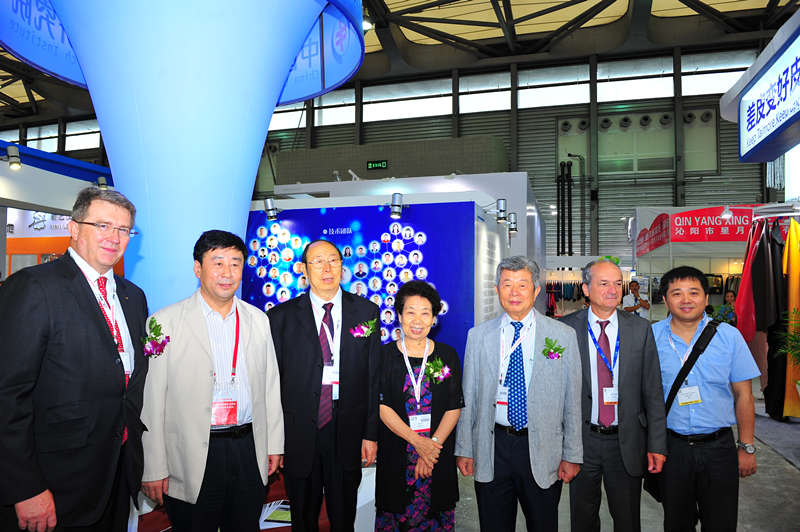 上海皮革展协会领导参观.jpg